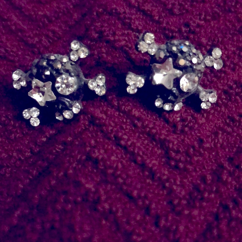 Super cool skull earrings